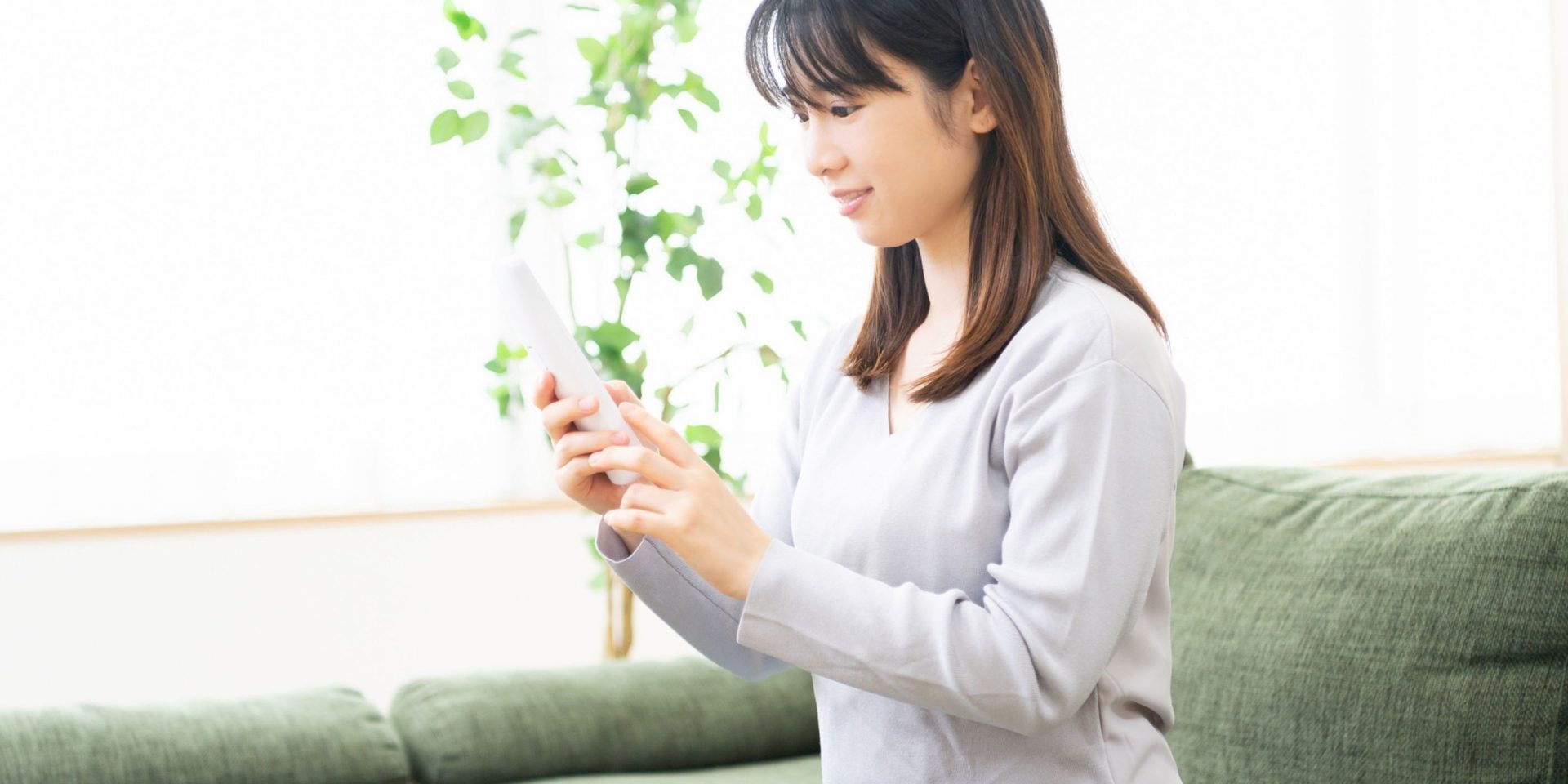 電話をかける女性
